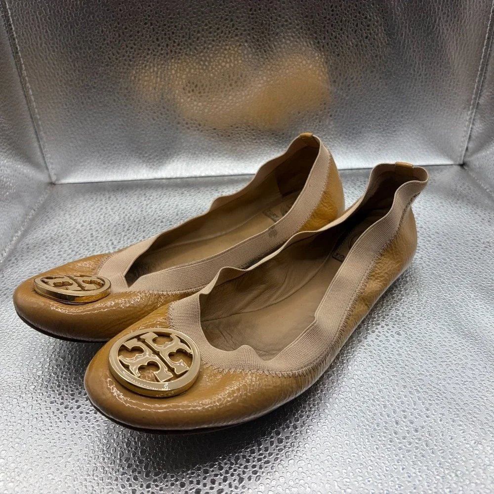 Size 7 M Tory Burch Caroline Tan Womens Gold Logo Patent Leather‎ Ballet Flats